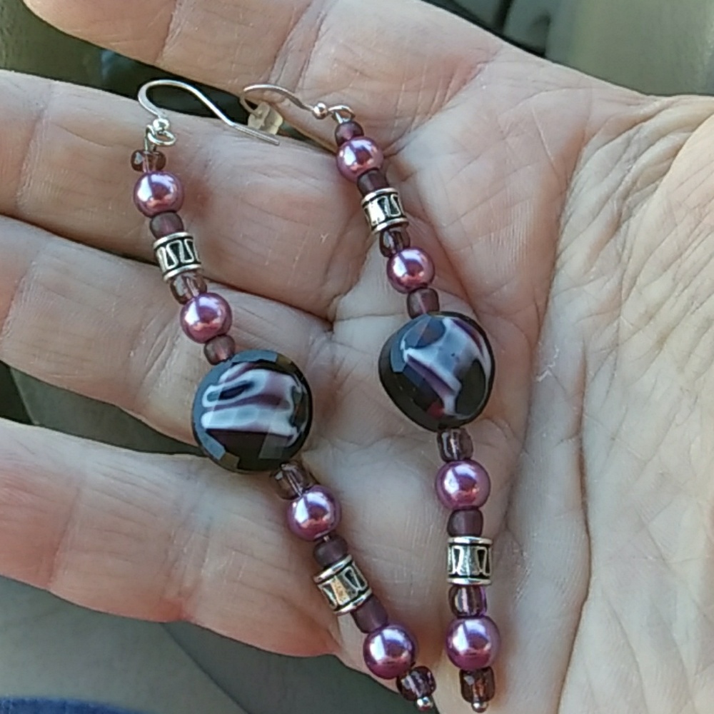 Super cute purple earblings.